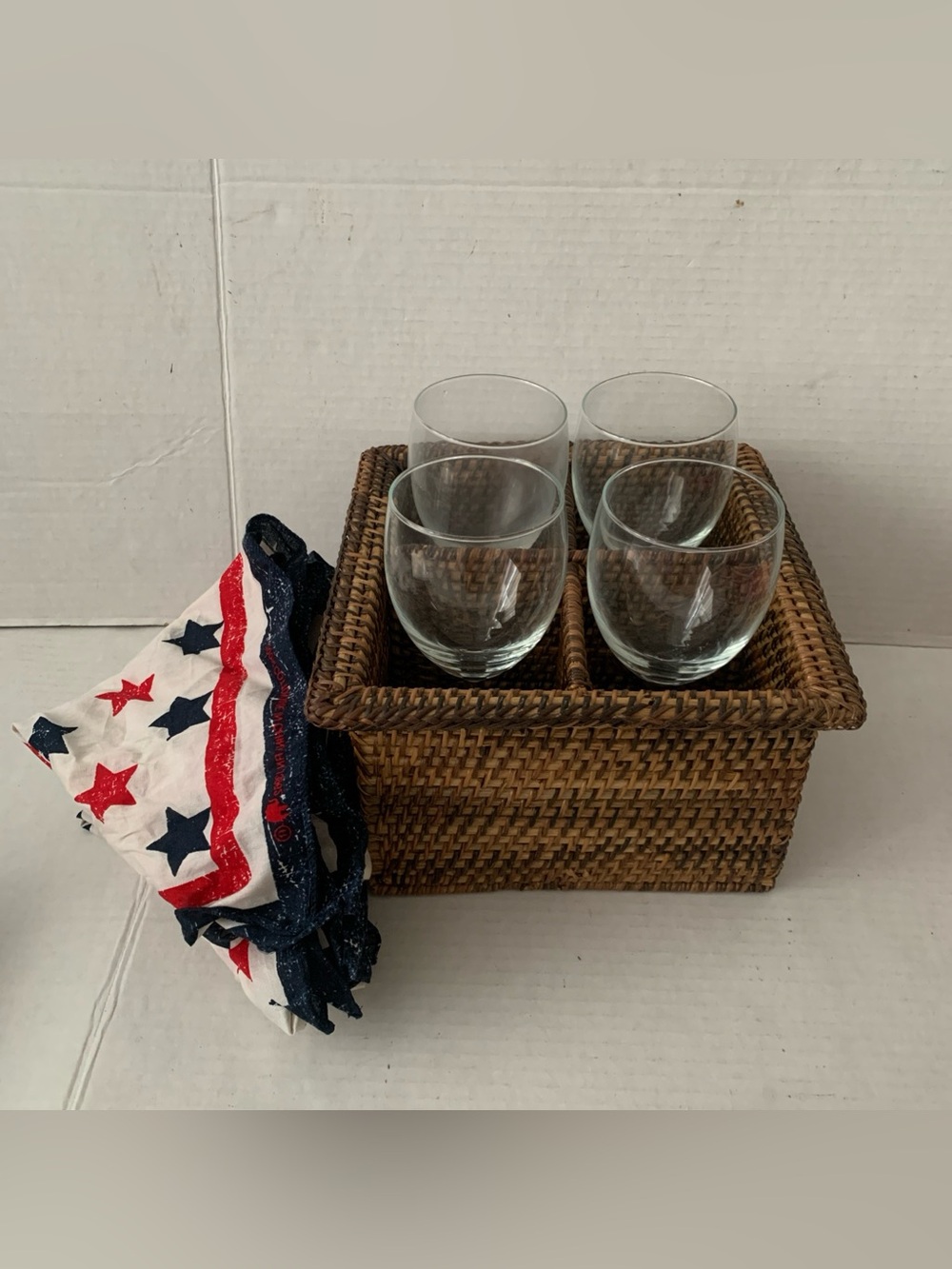 VTG Wicker Serving Tray 4 Wine Glasse 4 Napkins 4th July Independence Day Picnic